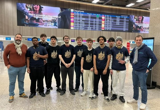 Aéroport de La Vallette, avec les professeurs accompagnateurs, Julien BOUCHARD et Lionel CARLIER.